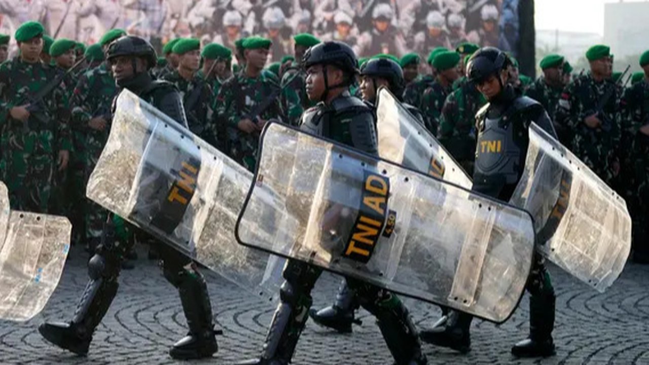Prajurit TNI AD mengikuti Apel Gelar Pasukan Jajaran TNI AD di Lapangan Monas, Jakarta, Selasa (25/1/2022). Pasukan TNI AD dan Alutsista dipamerkan saat mengikuti gelar apel pasukan. (Liputan