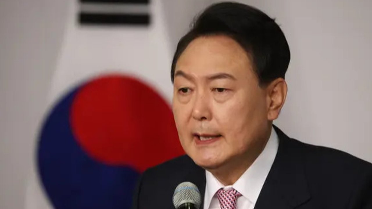 Pengunjung yang mengenakan masker untuk membantu mengekang penyebaran virus corona berfoto di tengah salju di Istana Gyeongbok, salah satu landmark terkenal Korea Selatan, di Seoul, Korea