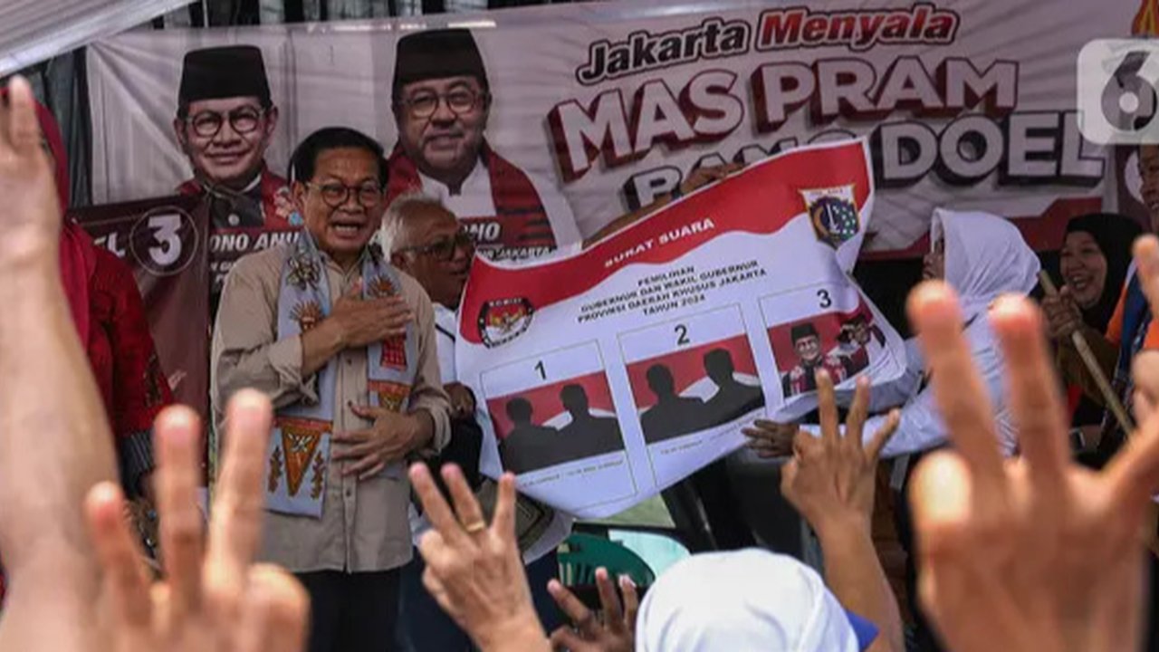 Calon Gubernur DKI Jakarta nomor urut tiga, Pramono Anung berkampanye sekaligus menyapa warga di kawasan Kebayoran Lama, Jakarta Selatan, Selasa (29/10/2024). (Liputan6.com/Angga Yuniar)