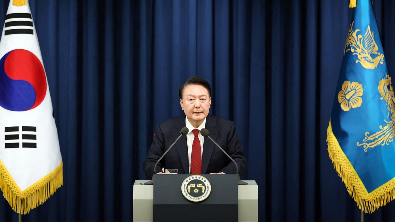 Presiden Korea Selatan Yoon Suk Yeol saat  menyampaikan pidato deklarasi  darurat militer di Seoul. (03/12/2024). 
foto: Kantor Kepresidenan Korea Selatan/ AFP