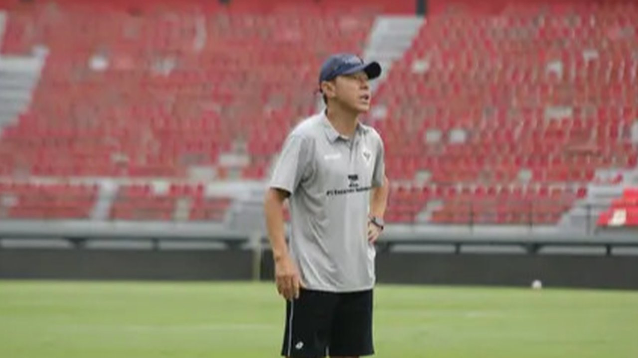 Pelatih Timnas Indonesia, Shin Tae-yong. (Bola.com/Alit Binawan)