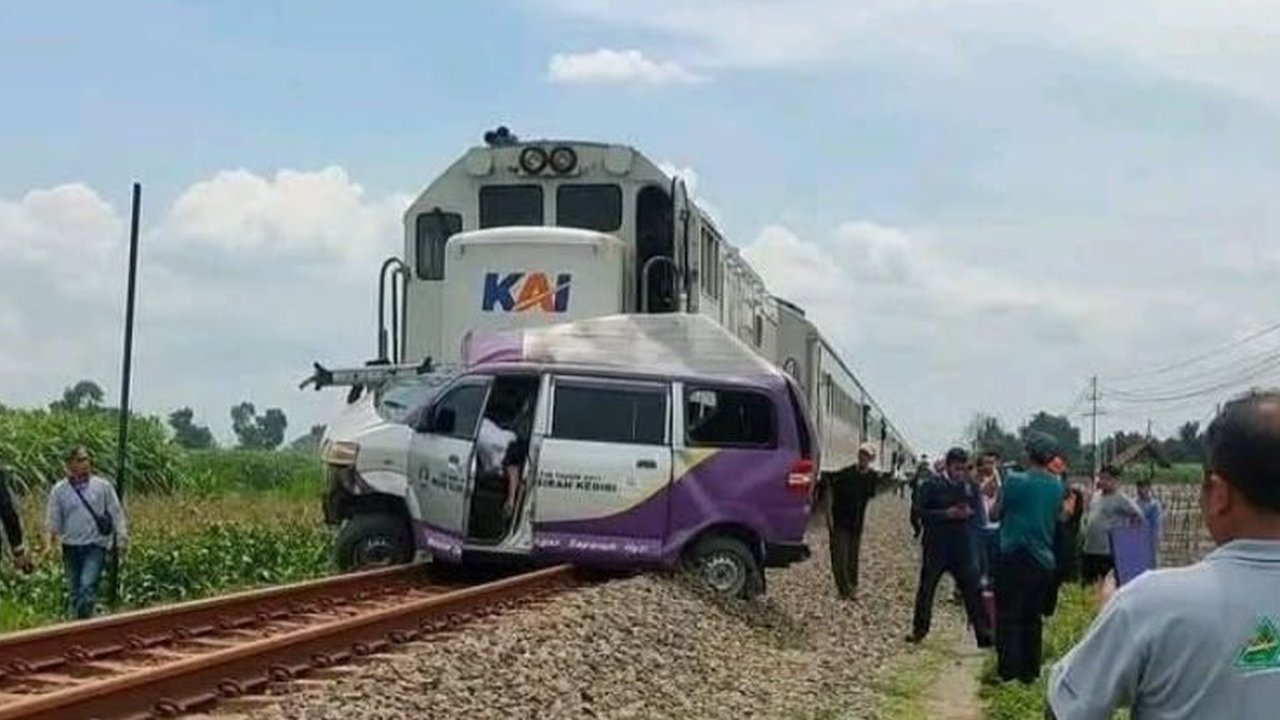 KA Matarmaja Tabrak Ambulans RSUD Gambiran Kediri