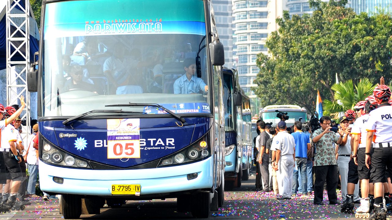 Sejumlah bus mudik gratis diberangkatkan dari kawasan Parkir Timur Senayan, Jakarta, Sabtu (11/7/2015). 30.648 pemudik mengikuti mudik gratis yang diselenggarakan Jasa Raharja. (Liputan6.com/Yoppy Renato)