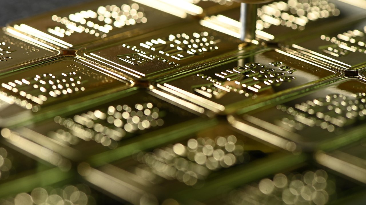 loomberg menyebutkan faktor geopolitik dan makro ekonomi global masih akan menjadikan emas sebagai pilihan safe heaven asset bagi investor.