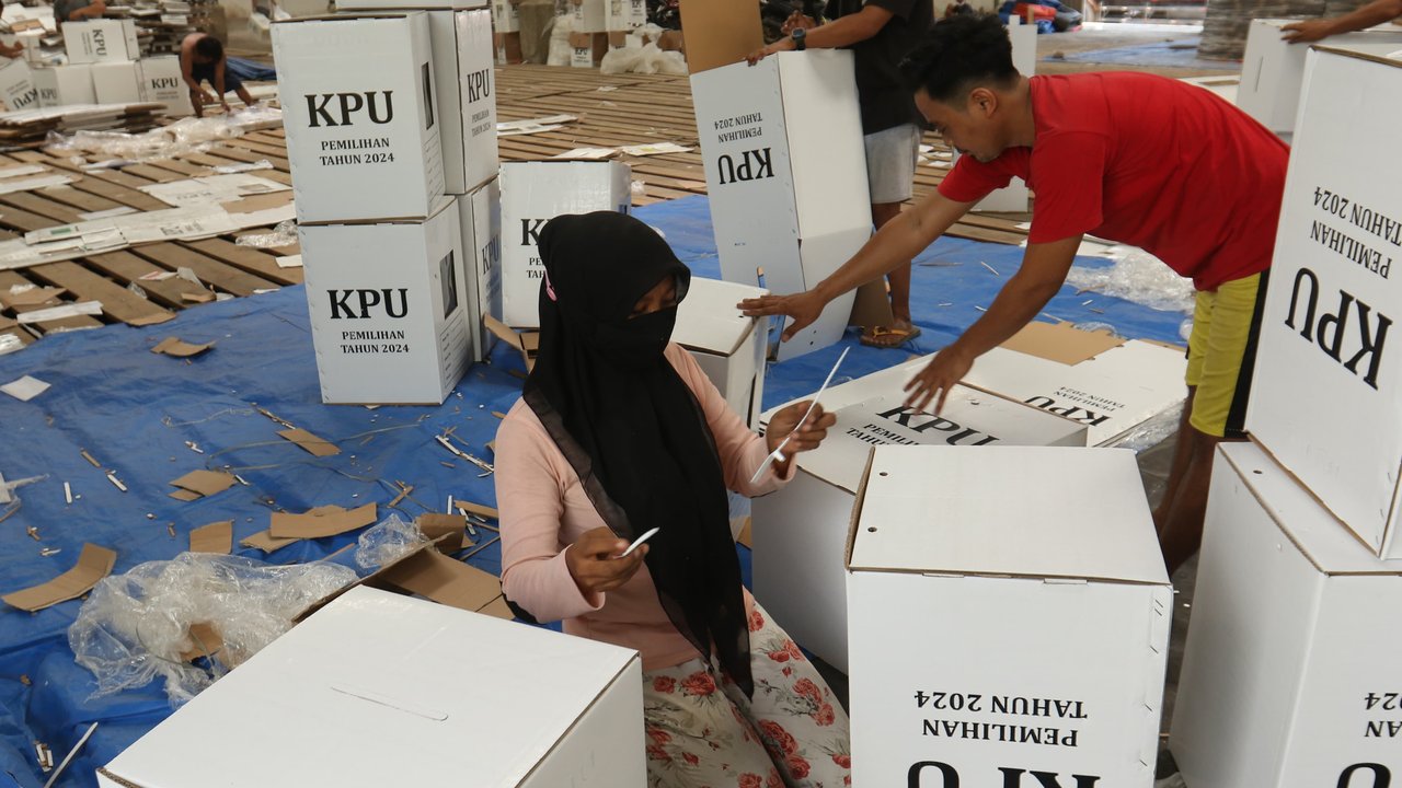 Proses perakitran kotak suara di Gudang Logistik KPU Banyuwangi (Istimewa)