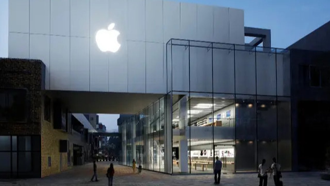 CEO Apple Tim Cook meluncurkan iPhone 13 baru selama acara khusus di Apple Park di Cupertino, California (14/9/2021). Apple resmi meluncurkan iPhone terbarunya dalam acara bertajuk