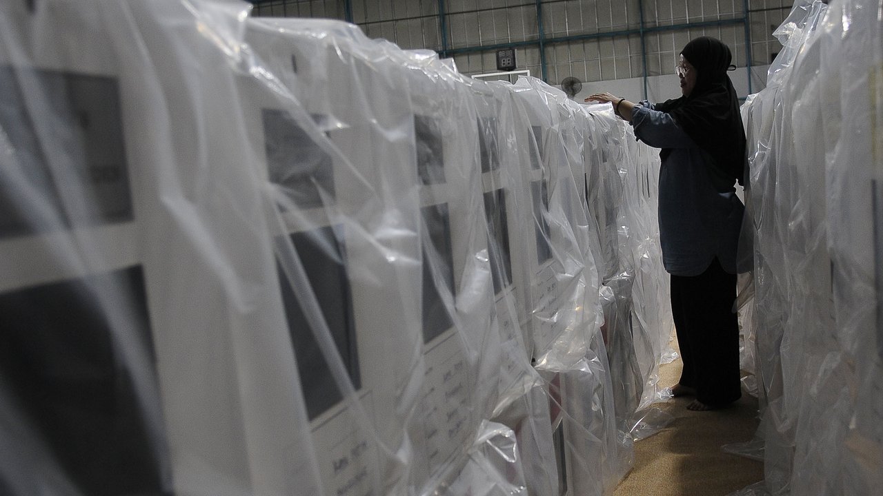 Pekerja merapikan kotak suara Pemilu 2024 di GOR Pemuda, Rawamangun, Jakarta Timur, Selasa (2/1/2024). (merdeka.com/Imam Buhori)