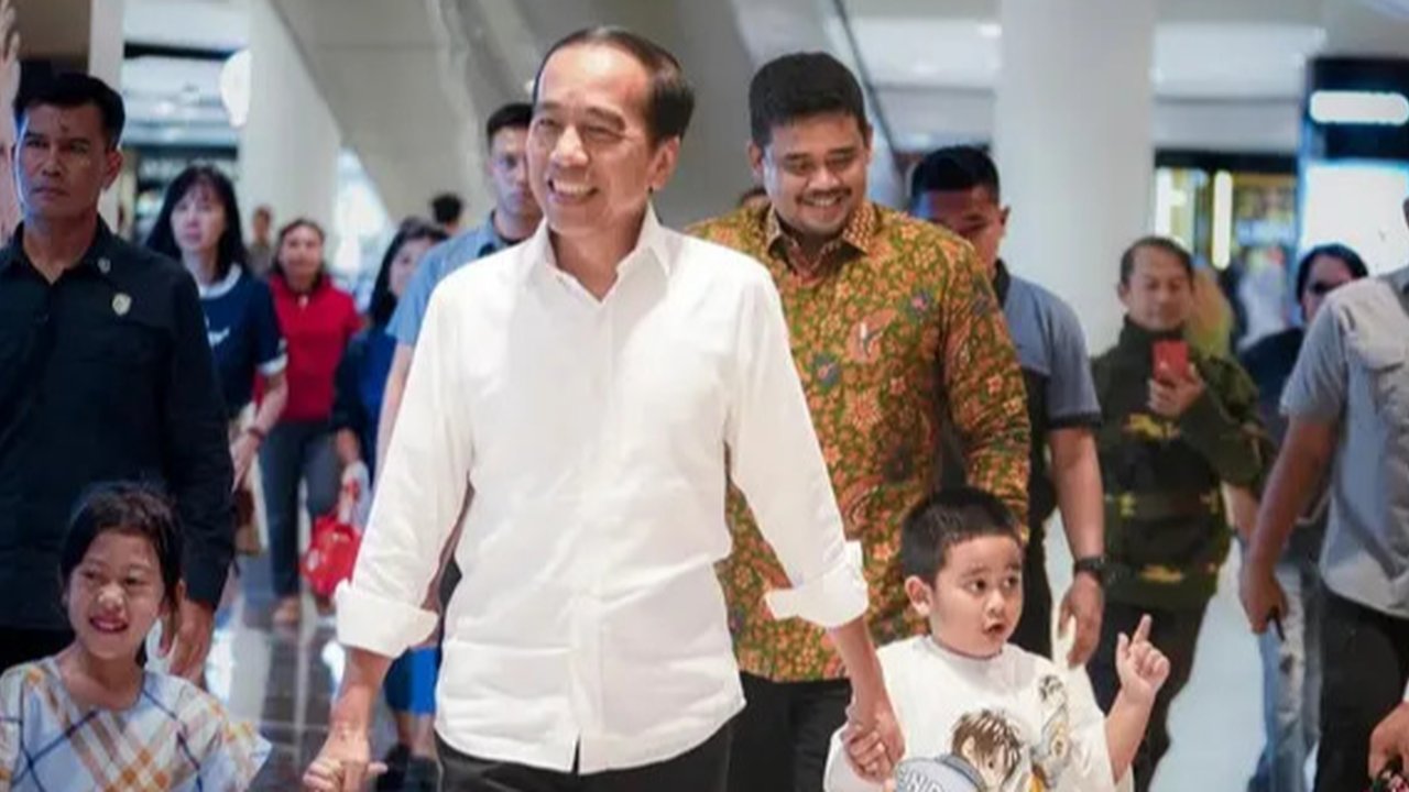 Jokowi dan Iriana naik pesawat komersial ke Jakarta untuk menengok cucu. (dok. Instagram @jokowi/https://www.instagram.com/p/DCD-IACv9cB/