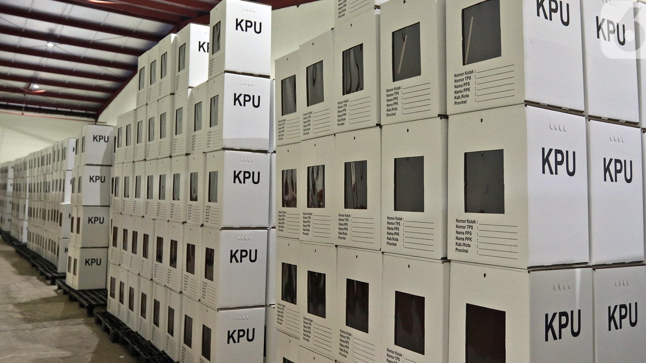 Kotak suara yang telah dirakit tersimpan di Gudang Logistik KPU, Depok, Jawa Barat, Jumat (13/11/2020). KPU Kota Depok telah merakit 4.015 kotak suara serta menyediakan 16.060 bilik suara yang akan digunakan untuk Pilkada Kota Depok pada 9 Desember 2020. (Liputan6.com/Herman Zakharia)