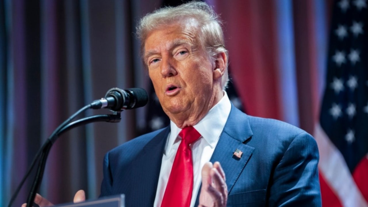 Presiden Amerika Serikat terpilih Donald Trump, pada Selasa (26/11), mengumumkan fase berikutnya dari transisi pemerintahannya yaitu penandatanganan Nota Kesepahaman dengan pemerintahan Biden.
Kepala staf Trump, Susie Wiles, mengatakan penandatanganan itu “memungkinkan orang-orang yang...