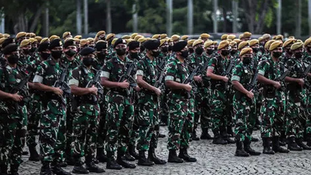 Prajurit TNI AD mengikuti Apel Gelar Pasukan Jajaran TNI AD di Lapangan Monas, Jakarta, Selasa (25/1/2022). Pasukan TNI AD dan Alutsista dipamerkan saat mengikuti gelar apel pasukan. (Liputan