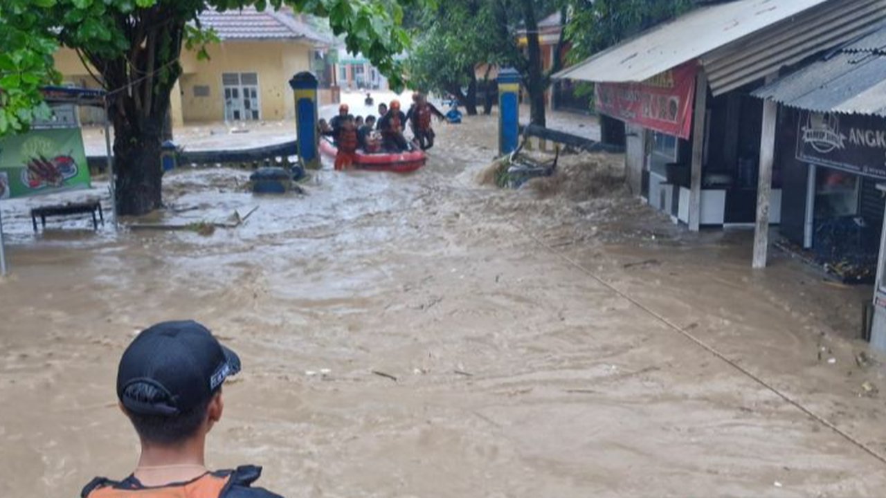 SAR Selamatkan Puluhan Warga Terjebak Banjir Bandang Sukabumi Setinggi 1,5 Meter