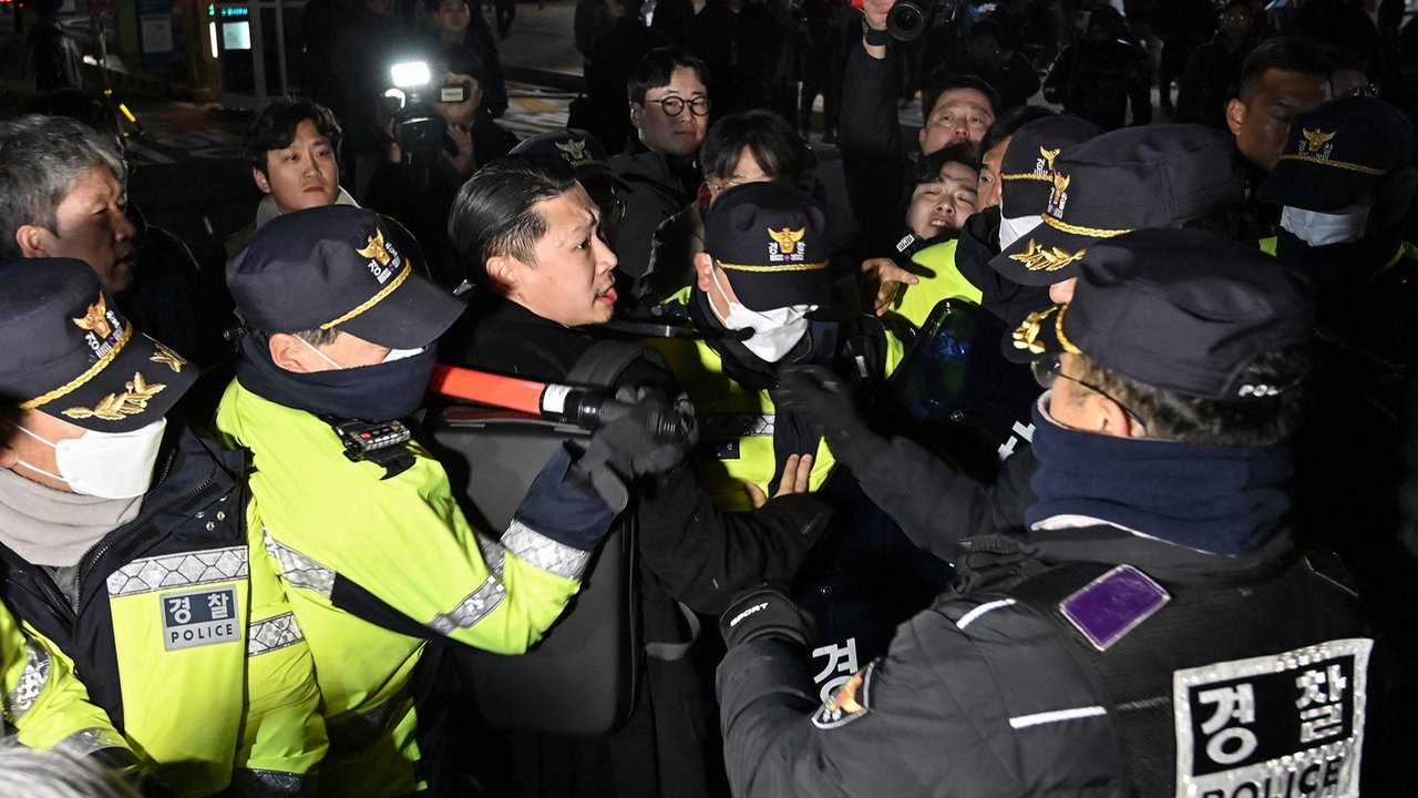 Presiden Korea Selatan Yoon Suk Yeol saat  menyampaikan pidato deklarasi  darurat militer di Seoul. (03/12/2024). 
foto: Kantor Kepresidenan Korea Selatan/ AFP