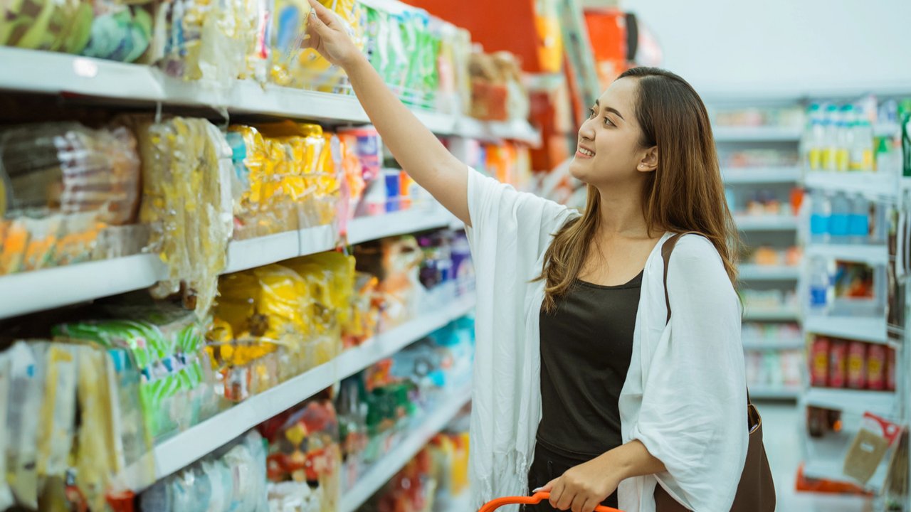 Ilustrasi seorang perempuan belanja di supermarket. (Odua/depositphotos.com)
