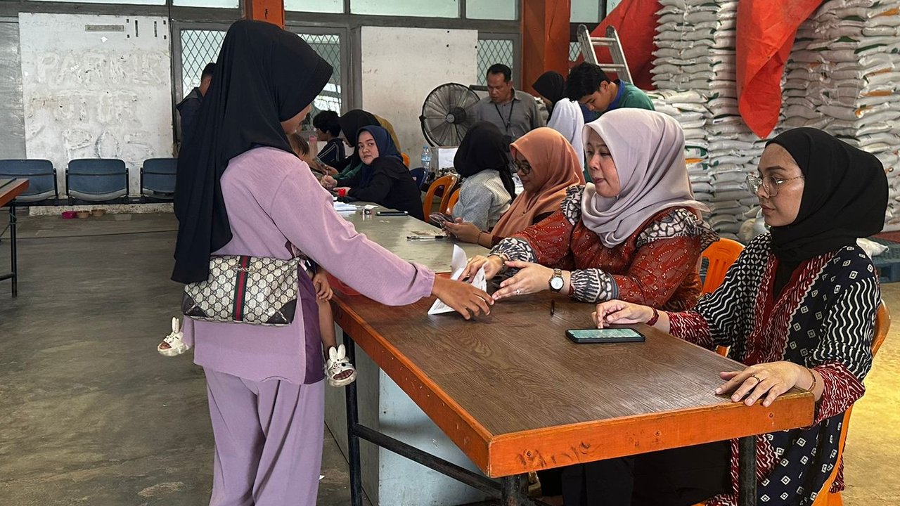 Menteri Sosial (Mensos) Juliari P Batubara meluncurkan Bantuan Sosial (Bansos) beras untuk keluarga penerima manfaat (KPM) program keluarga harapan (PKH) di Surabaya, Jatim. (Foto: Dok Istime