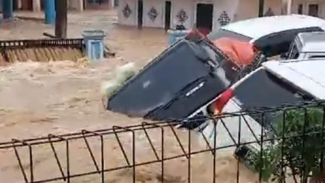 Mobil Hanyut Saat Banjir Sukabumi