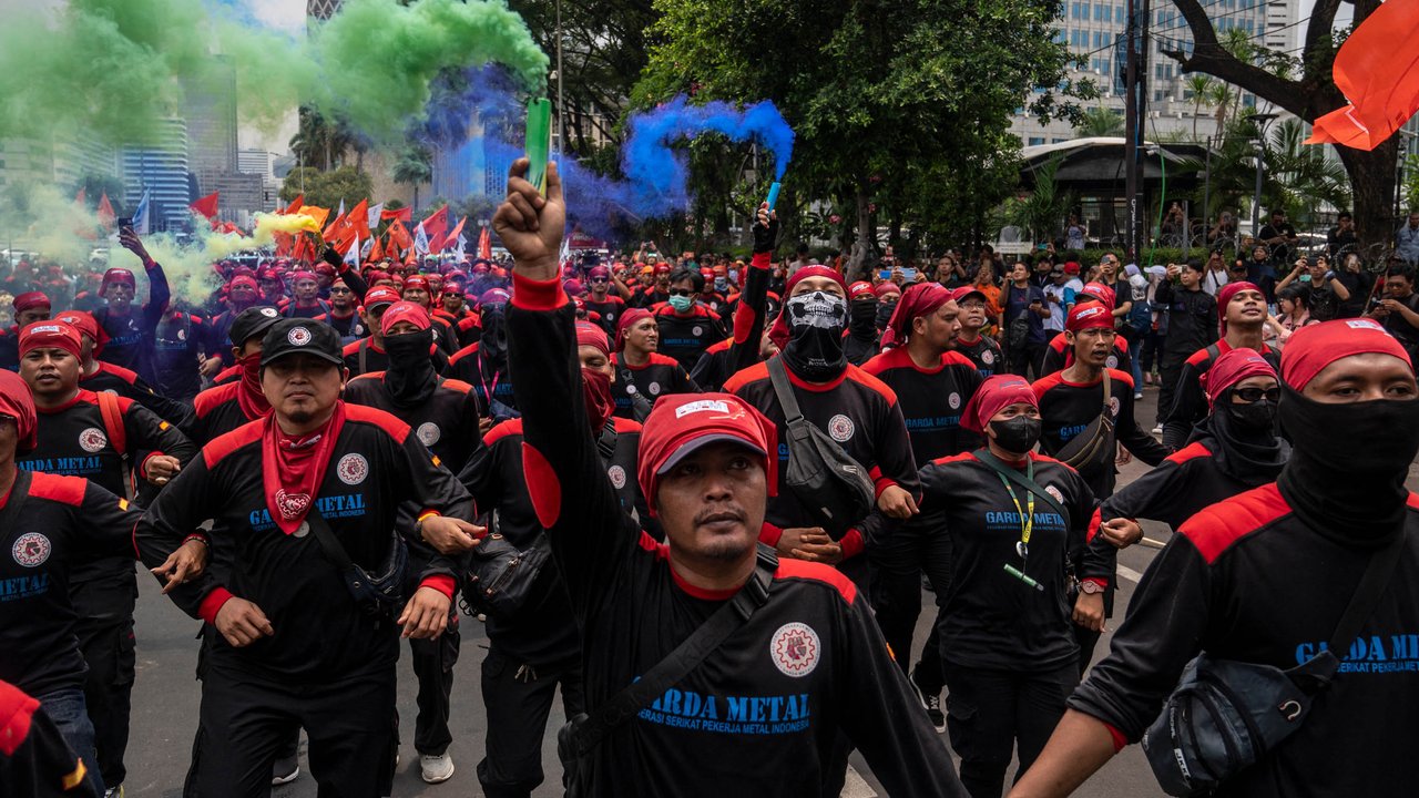 Para buruh juga mendesak pemerintah mencabut Omnibus Law Undang-Undang (UU) Cipta Kerja khususnya klaster ketenagakerjaan dan perlindungan petani. (JUNI KRISWANTO/AFP)
