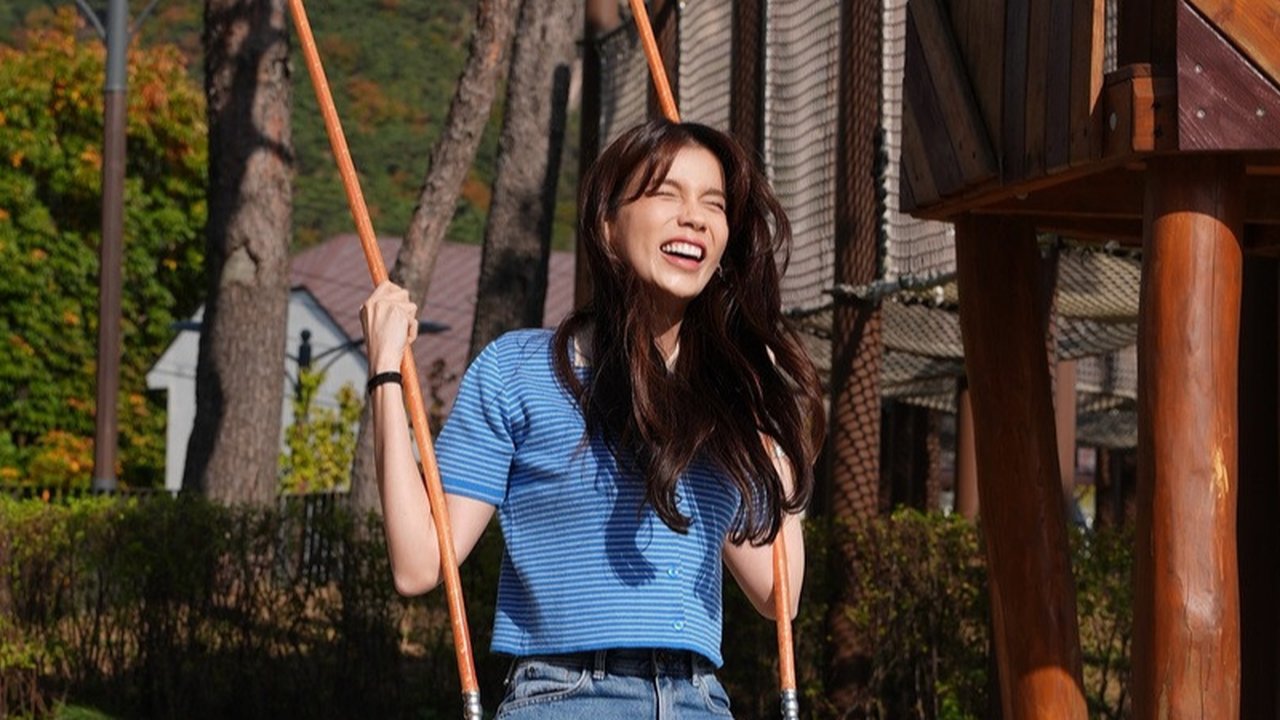 Kondisi tubuh yang tidak fit karena meriang, batuk, dan pilek tak menghentikan Sabrina untuk tetap semangat membuat konten 'LOVE NEXT DOOR'.