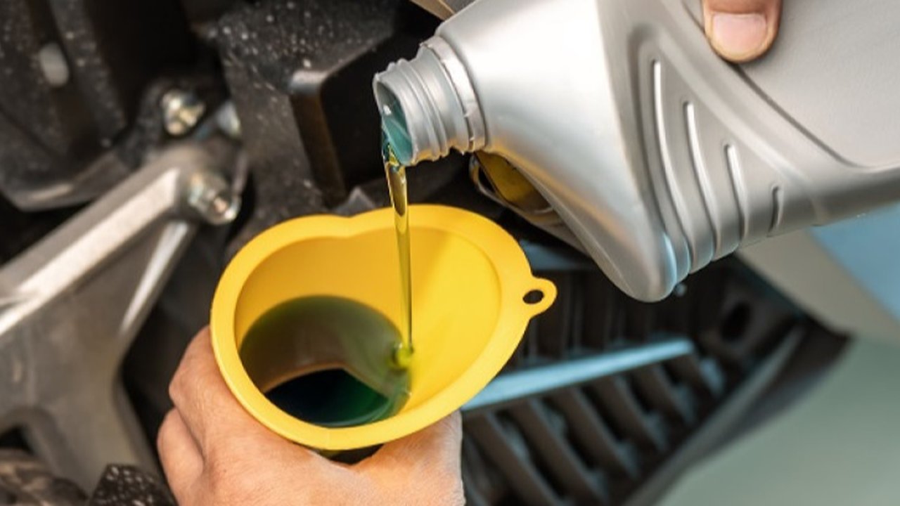 Waktu Tepat Mengganti Oli Motor yang Jarang Dipakai