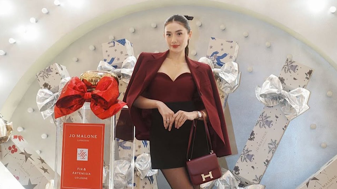 Potret Terbaru Anissa Aziza, Dipuji Cantik Bak Super Model dengan Blazer Maroon