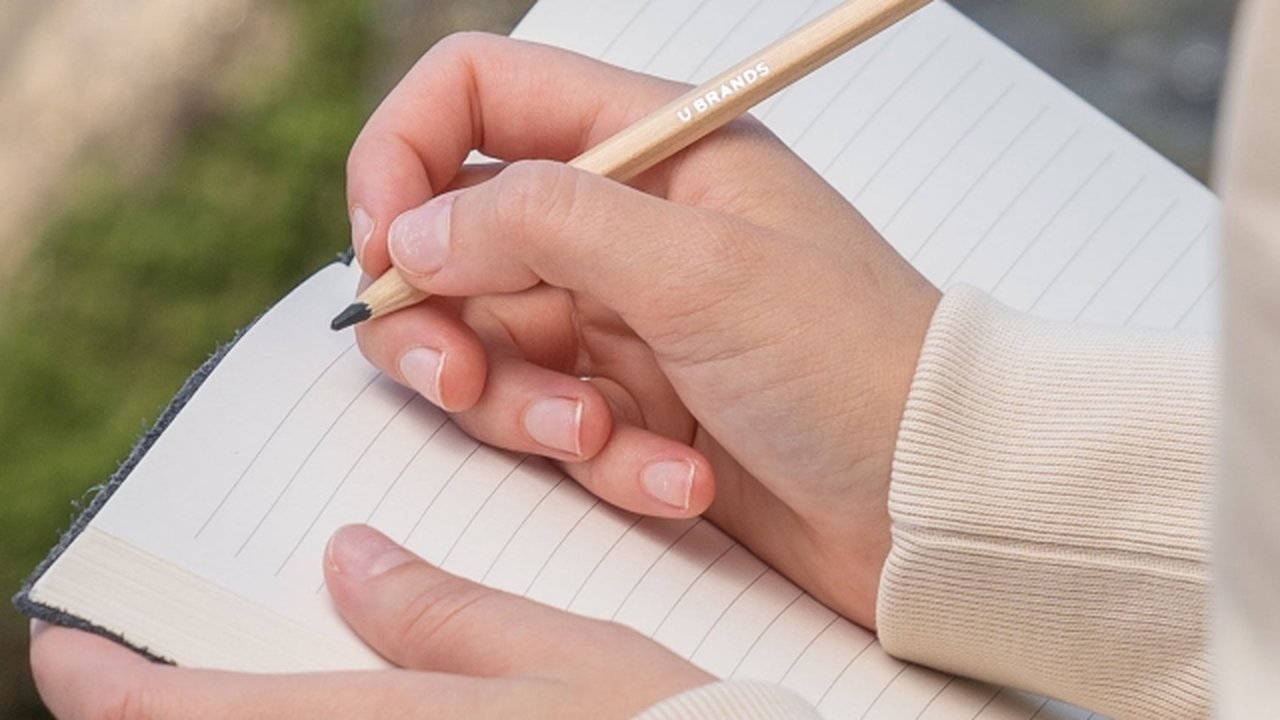 ilustrasi menulis jurnal