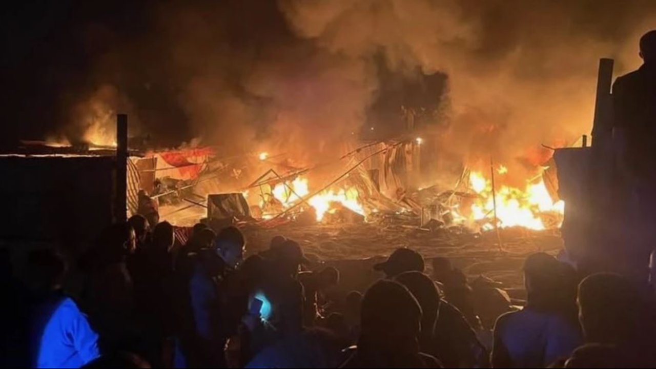 Israel bom zona aman Al-Mawasi di Gaza selatan, menargetkan tenda-tenda pengungsian pada Rabu (4/12).