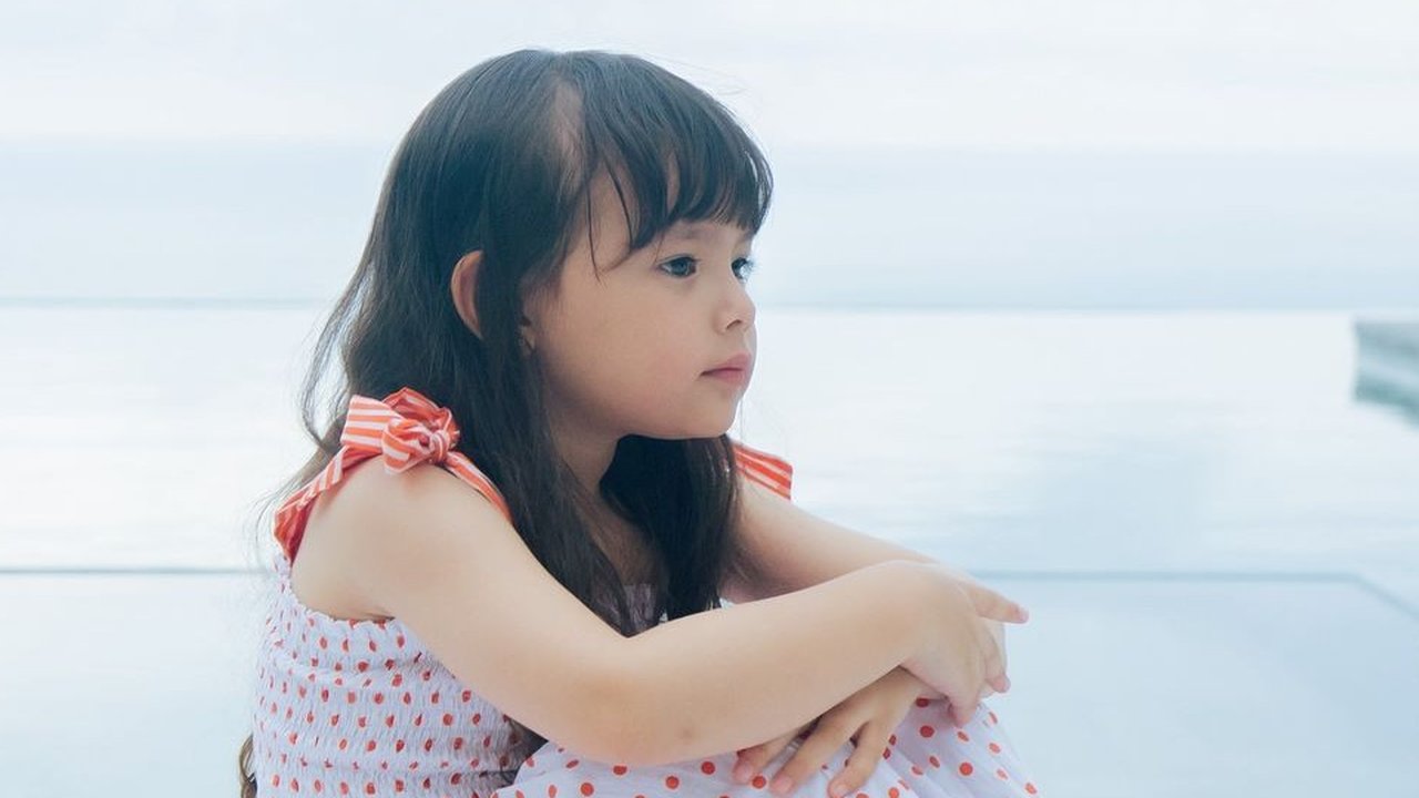 Potret Gemas dan Lucunya Chloe, Anak Asmirandah yang Sudah Pintar Pose