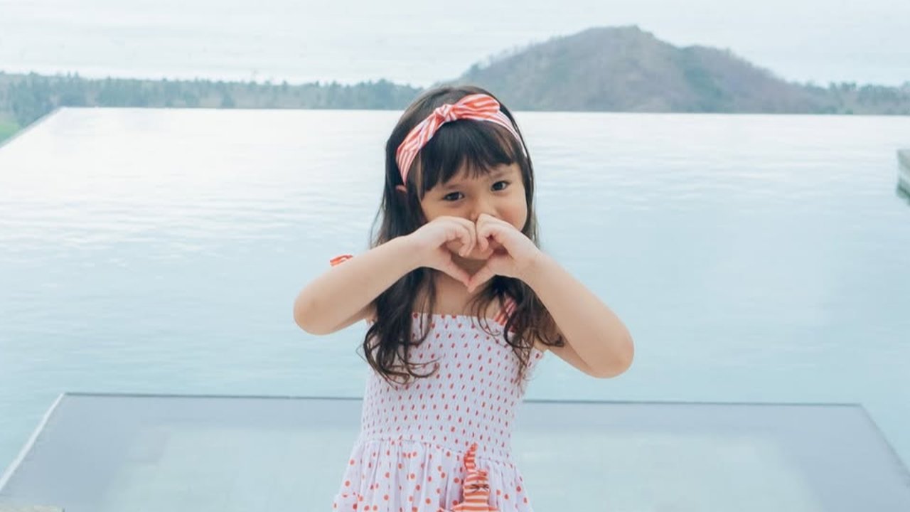 Potret Gemas dan Lucunya Chloe, Anak Asmirandah yang Sudah Pintar Pose