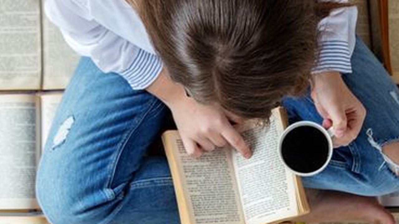 Ternyata, ada beberapa kebiasaan yang paling disukai orang introvert dan bisa bikin mereka bahagia, loh. Yuk, simak penjelasannya!