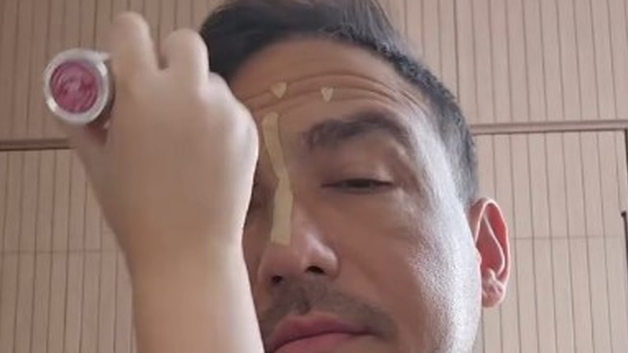 Wajah Cemong, Hamish Daud Pasrah saat Didandani Jadi King Teca oleh Zalina sang Putri - Gemes Banget