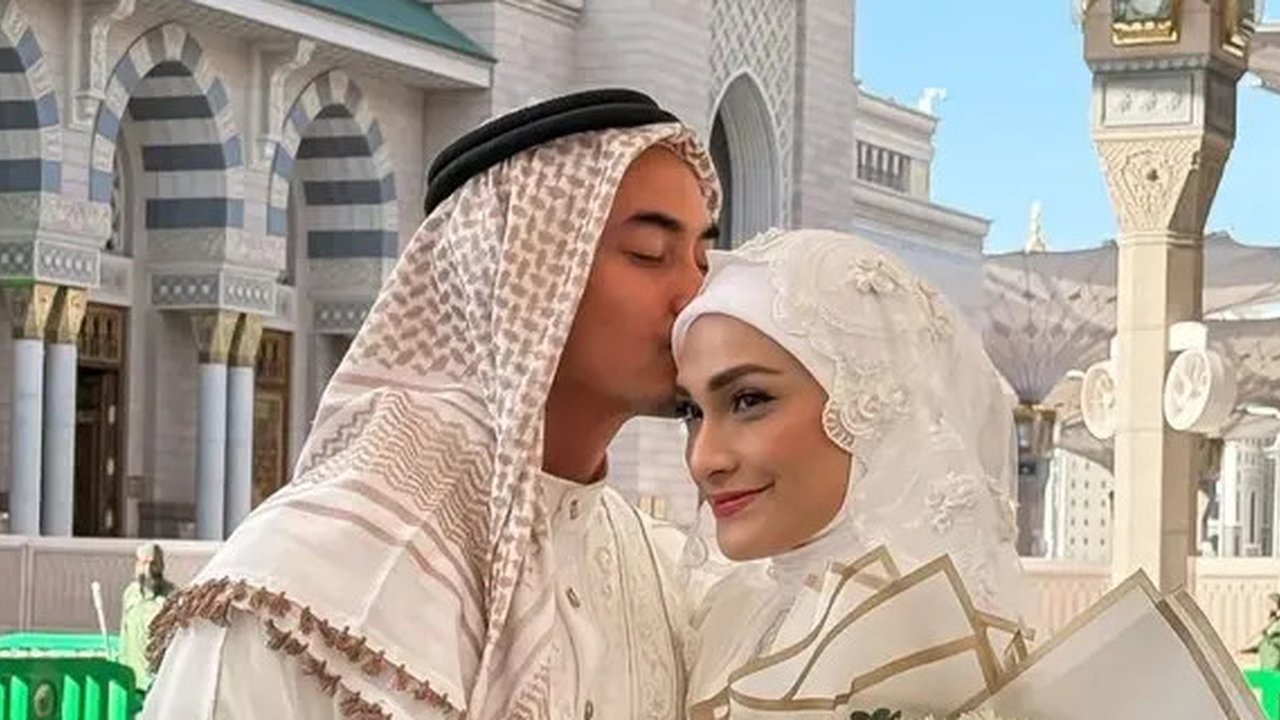 Pernikahan Zumi Zola dan Putri Zulhaz di Madinah (Sumber: Instagram/zumizolazulkiflinurdin)