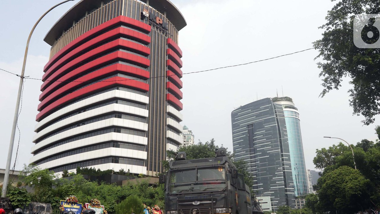 Kendaraan penyemprot air milik kepolisian disiagakan di jalan Kuningan Persada sekitar Gedung Merah Putih KPK, Jakarta, Selasa (1/6/2021). Pengamanan gedung KPK dan sekitarnya diperketat terkait upacara pelantikan pegawai KPK menjadi Aparatur Sipil Negara. (Liputan6.com/Helmi Fithriansyah)