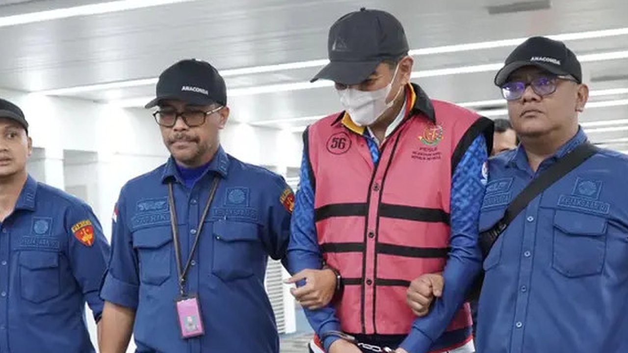 Kejaksaan Agung (Kejagung) melimpahkan Tahap II terhadap eks Direktur PT Timah Alwin Albar (AA) yang merupakan tersangka kasus korupsi komoditas timah, berikut barang buktinya ke Kejaksaan