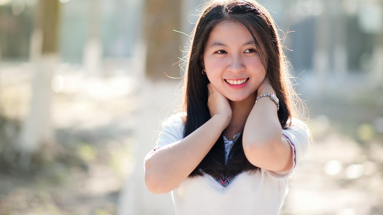 Ilustrasi perempuan dengan bibir yang sehat dan lembab.