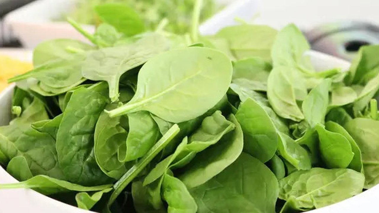 Bayam, salah satu sayuran yang disarankan untuk dimakan selama haid untuk mengurangi keluhan nyeri.  Jacqueline Howell/Pexels.com