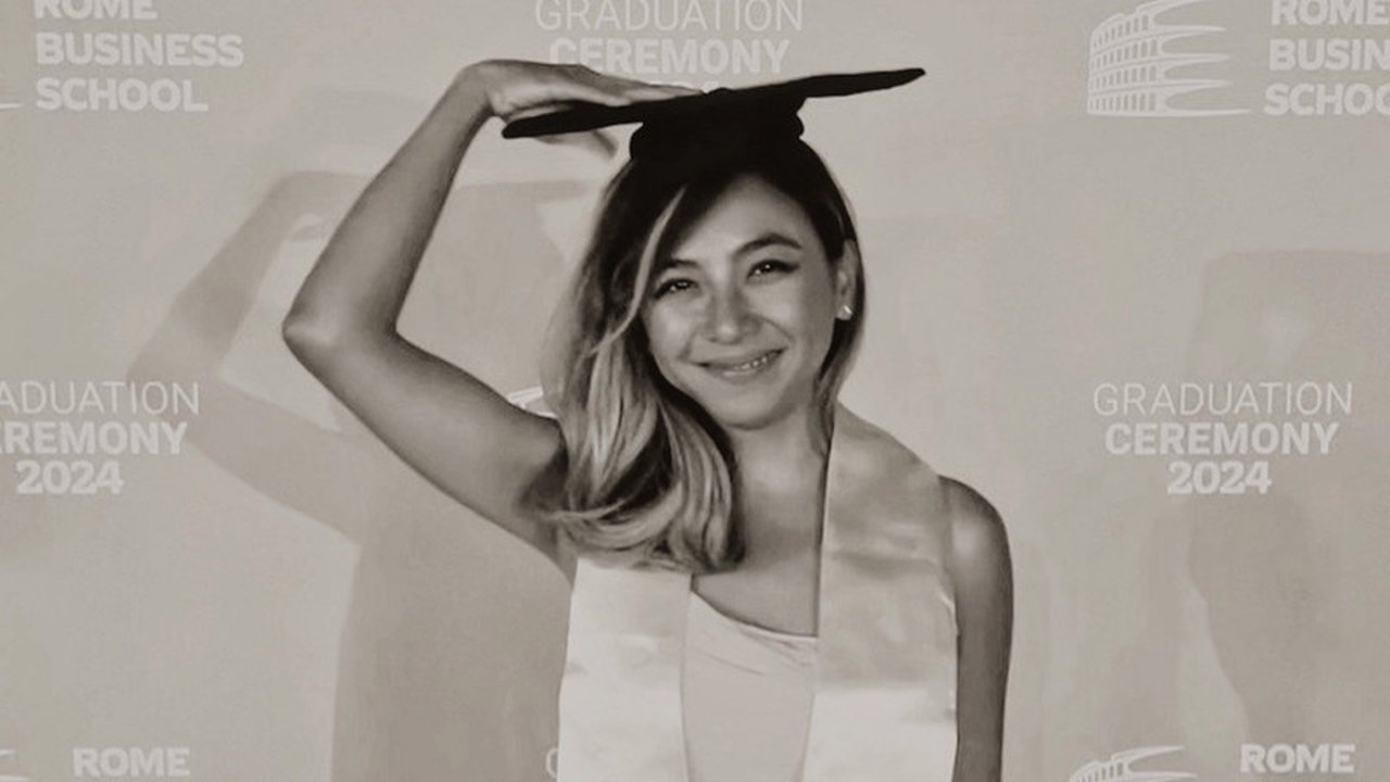 Usia sudah tak muda lagi, tapi semangat Nadia dalam Pendidikan tak pernah padam. Sebelumnya, ia sudah lulus S2 di Roma, Italia.