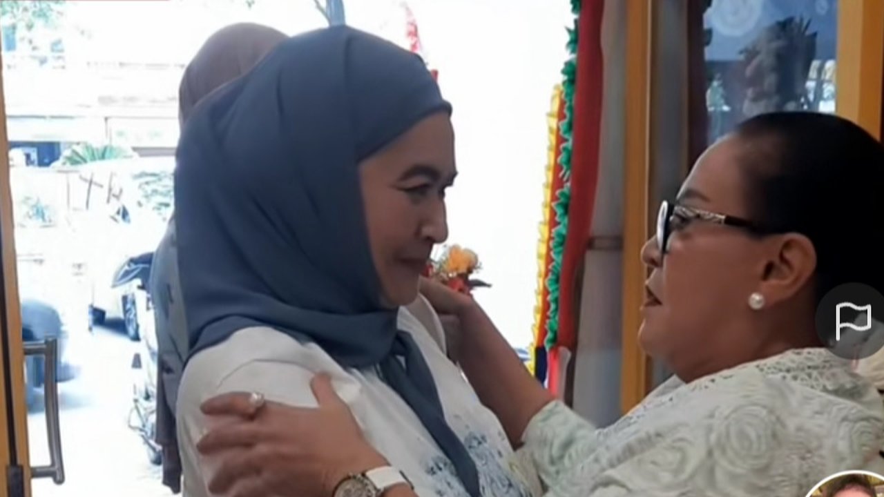 Ingat Komedian Ulfa Dwiyanti? Lama Tak Kelihatan ini Potret Terbarunya 'Reuni' Sama Mpok Atiek & Eko Patrio