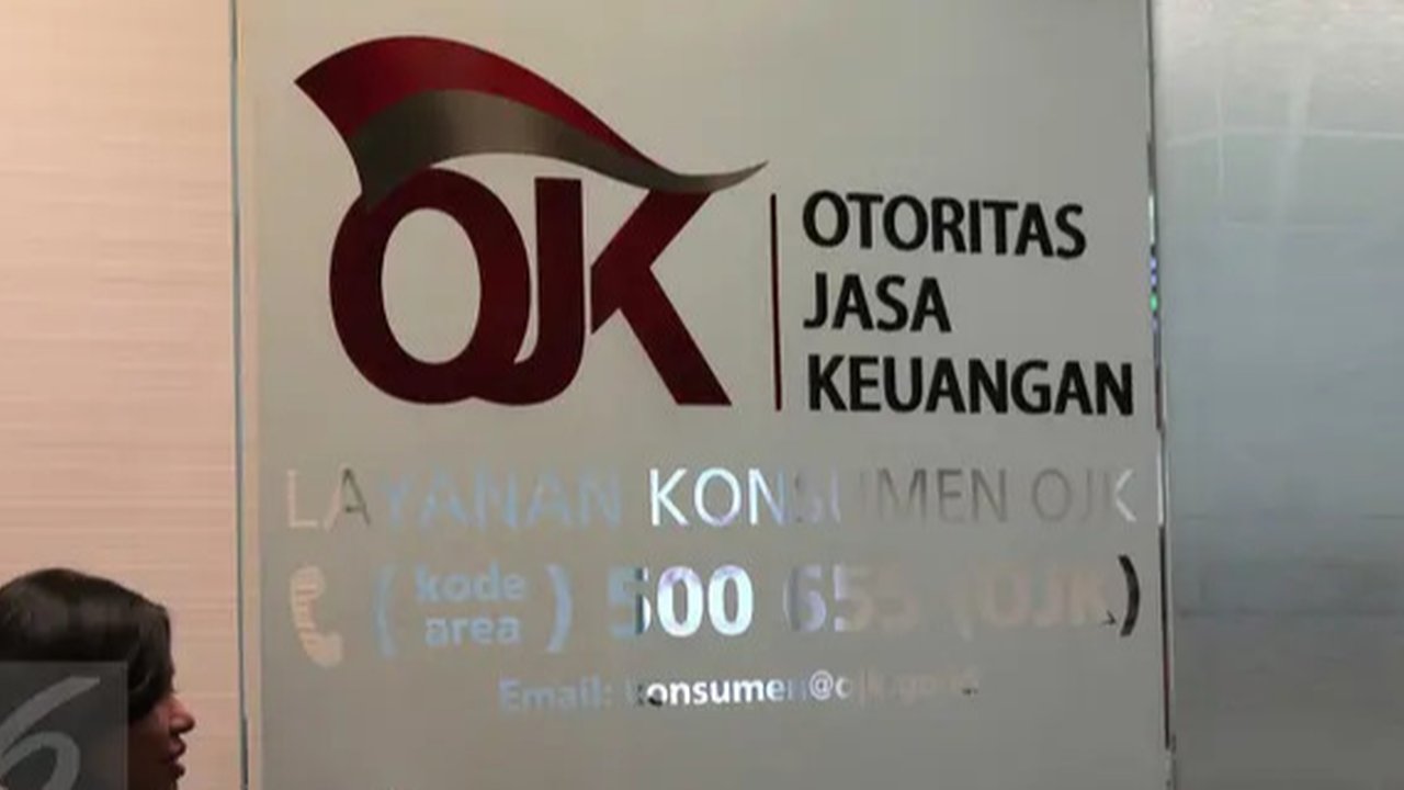 Petugas tengah melakukan pelayanan call center di Kantor Otoritas Jasa Keuangan (OJK), Jakarta. (Liputan6.com/Angga Yuniar)