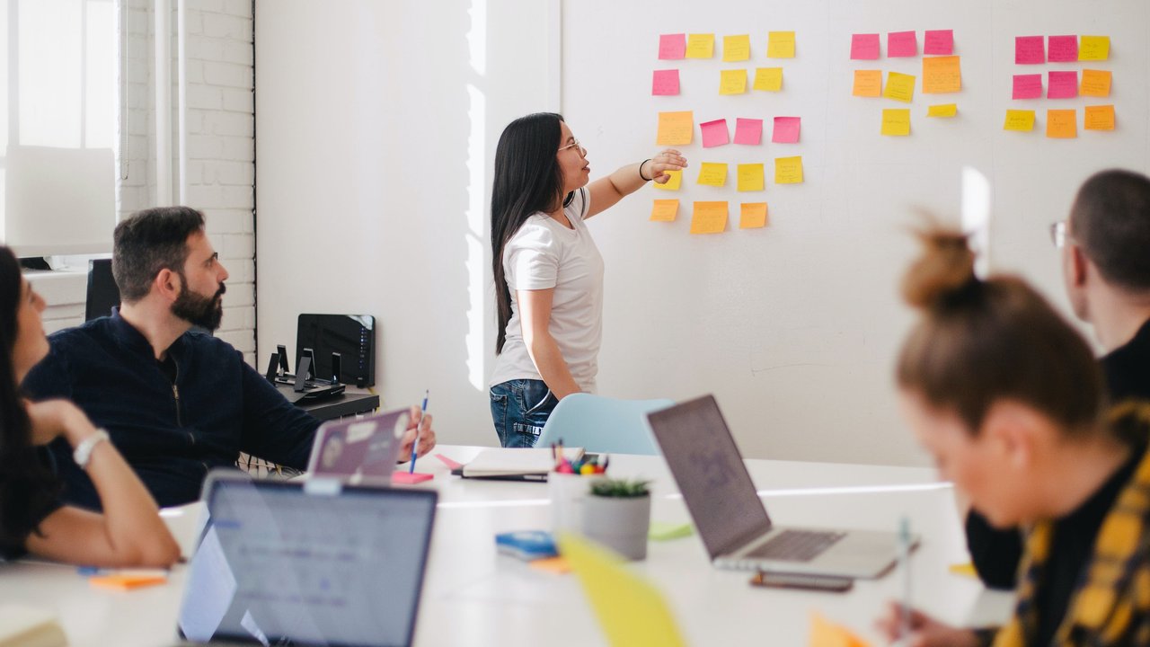 Ilustrasi marketing mix. (Photo by Leon on Unsplash)