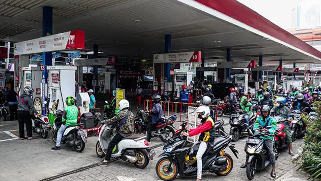 Sejumlah kendaraan mengantri di SPBU kawasan Kuningan, Jakarta, Sabtu (3/9/2022). Pemerintah akhirnya menaikan harga BBM bersubsidi, Adapun harga BBM yang mengalami kenaikan yaitu Pertalite m