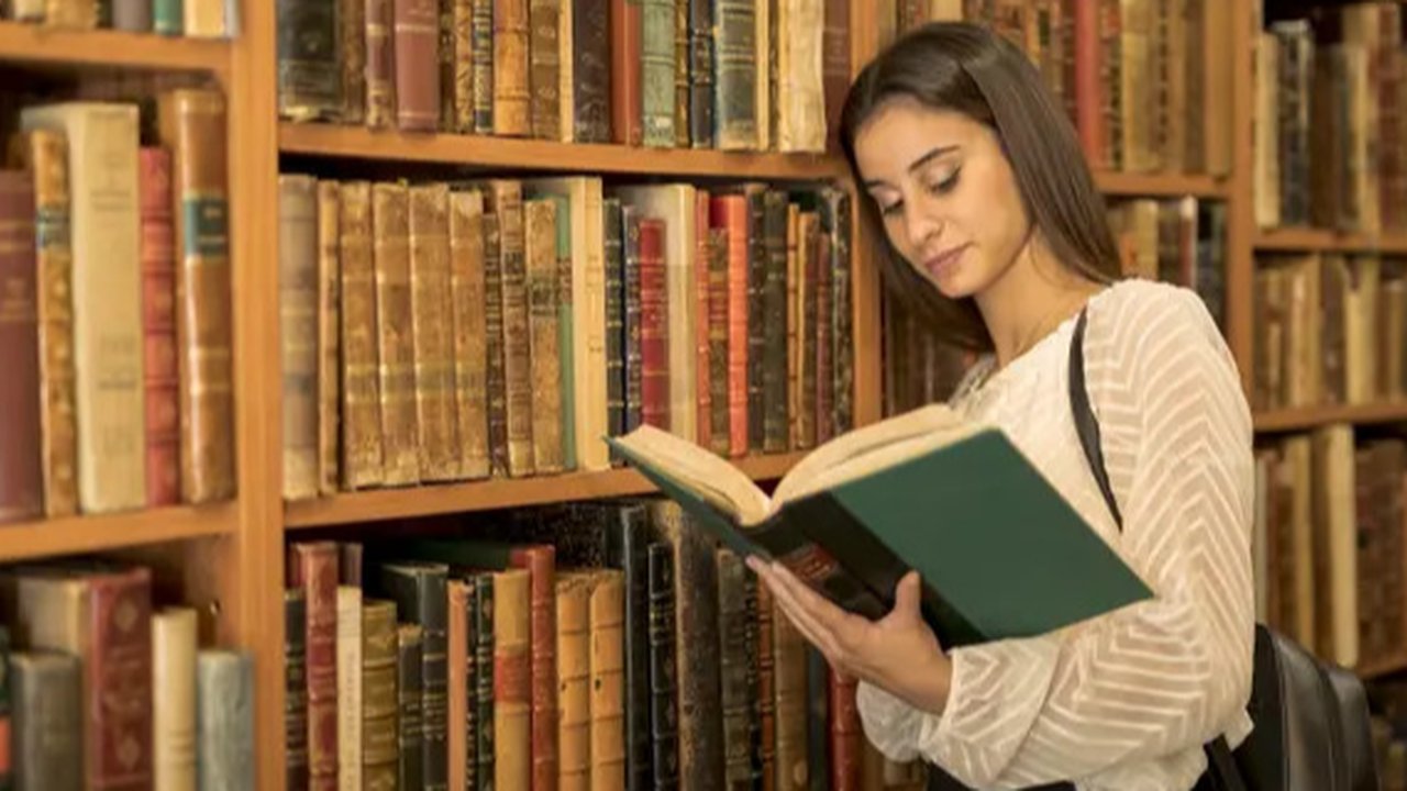 Ilustrasi Membaca Buku Credit: pexels.com/Namera