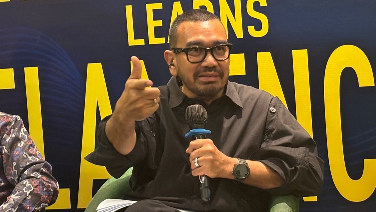 Staf Khusus Menteri BUMN Arya Sinulingga memberikan informasi mengenai pemeriksaan yang dilakukan Kejaksaan Tinggi (Kejati) Jawa Timur terkait dugaan korupsi di PT INKA (Persero). (Arief/Liputan6.com)