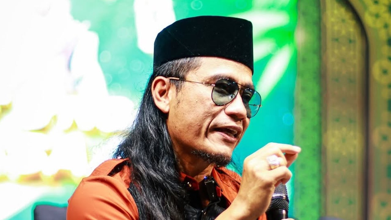 Jam tangan mewah Miftah Maulana Habiburokhman disorot di tengah kontroversi menghina penjual es teh dan sinden. (dok. X @UmarHasibuan__/