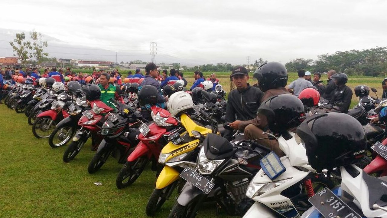 Para pengojek konvensional ada yang berhari-hari tak dapat penumpang meski sudah menunggu di pangkalan. (Liputan6.com/Muhamad Ridlo)