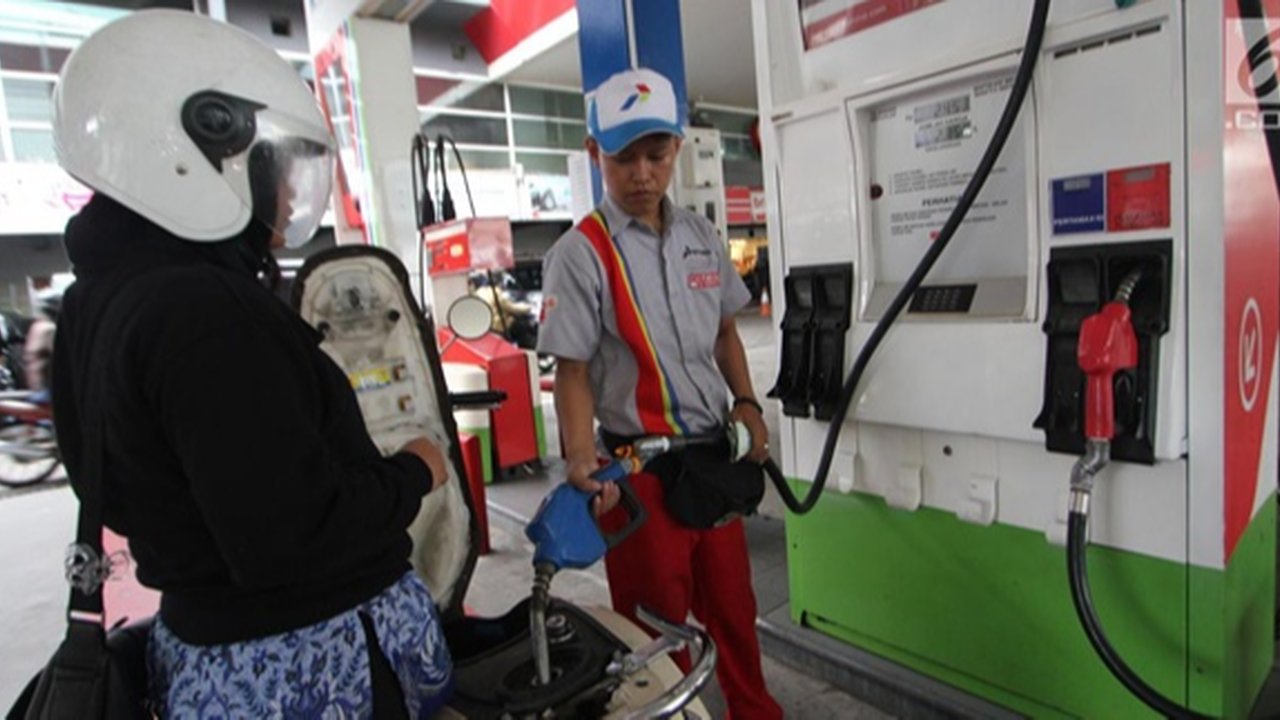 Sejumlah kendaraan mengantri di SPBU kawasan Kuningan, Jakarta, Sabtu (3/9/2022). Pemerintah akhirnya menaikan harga BBM bersubsidi, Adapun harga BBM yang mengalami kenaikan yaitu Pertalite m