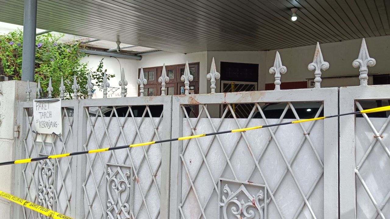 Penyidik Polres Metro Jakarta Selatan kembali melakukan olah tempat kejadian perkara (TKP) kasus pembunuhan ayah dan nenek di di Perumahan Taman Bona Indah, Lebak Bulus, Cilandak, Jakarta Selatan, Sabtu (30/11/2024). (Liputan6.com/Ady Anugrahadi)