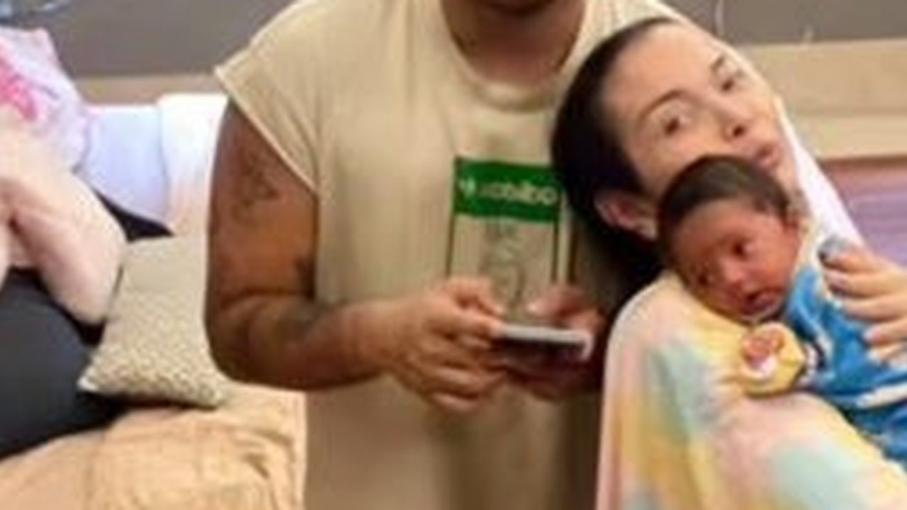 Kini Punya Bayi, 7 Potret Jennifer Jill dan Ajun Perwira yang Tengah Bahagia - Begadang saat Anak Terbangun
