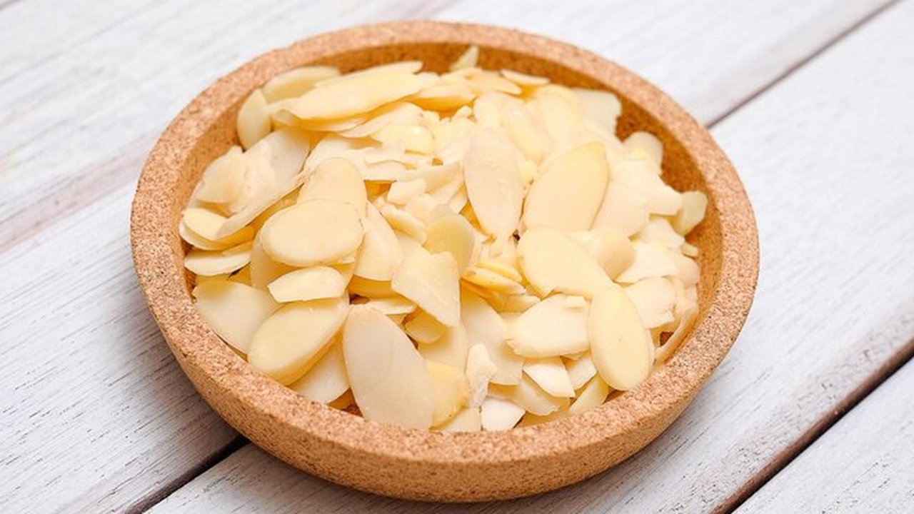 Ilustrasi almond slice.