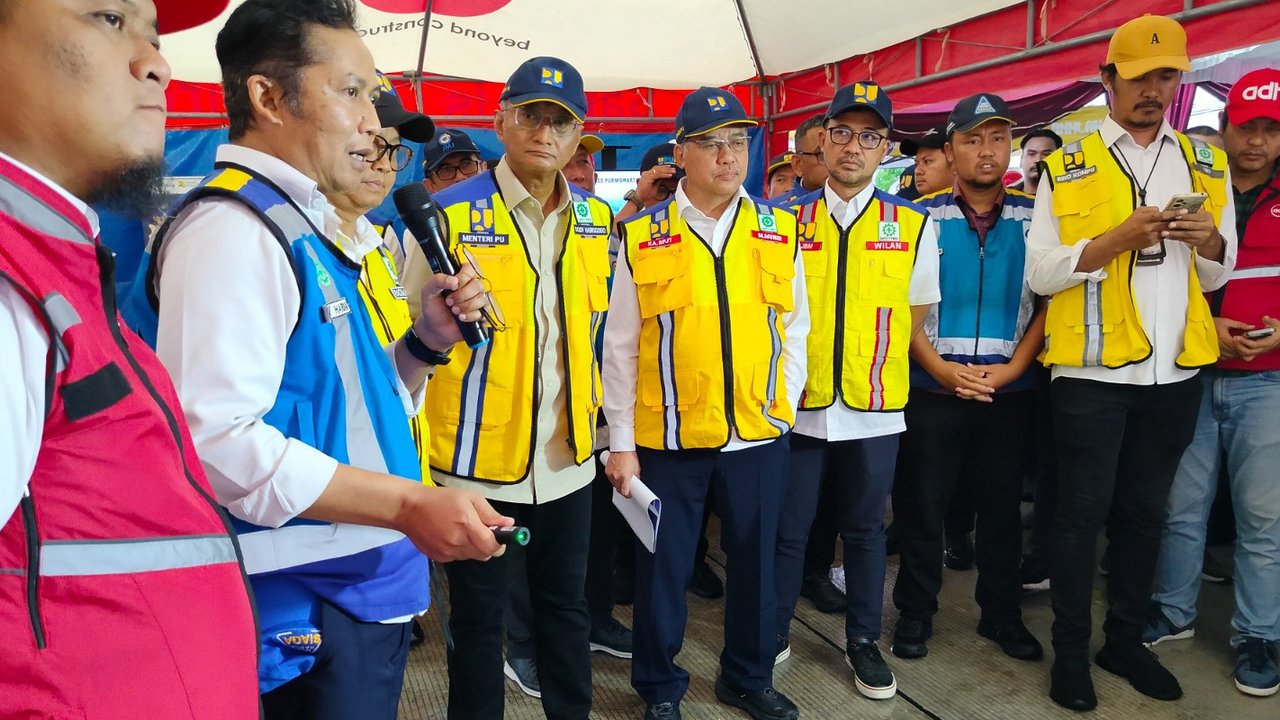 <p>Menteri Pekerjaan Umum Dody Hanggodo meninjau kesiapan Tol Yogyakarta-Solo segmen Klaten-Prambanan. (Foto: Istimewa)</p>