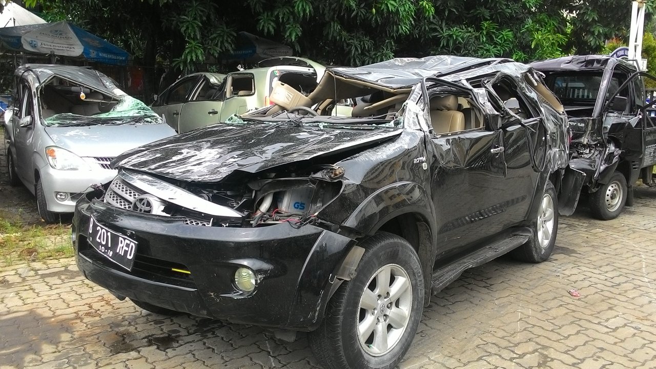 Fortuner bernomor polisi B 201 RFD menabrak pengendara motor di Km 15 Jalan Daan Mogot, Jakarta Barat. (Liputan6.com/Ahmad Romadoni)